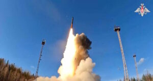 Λαβρόφ: Η Ρωσία εξετάζει σενάρια για πυρηνικές δοκιμές μετά την εντολή Πούτιν