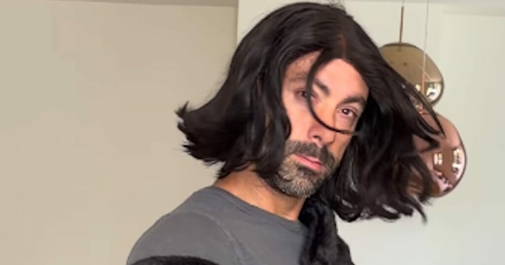 Ο Σάκης Τανιμανίδης και η Χριστίνα Μπόμπα με περούκες στα MadWalk