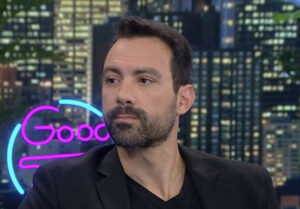 Απρόοπτο για Σάκη Τανιμανίδη: Καθυστέρηση πτήσης λόγω προβλήματος στο αεροπλάνο