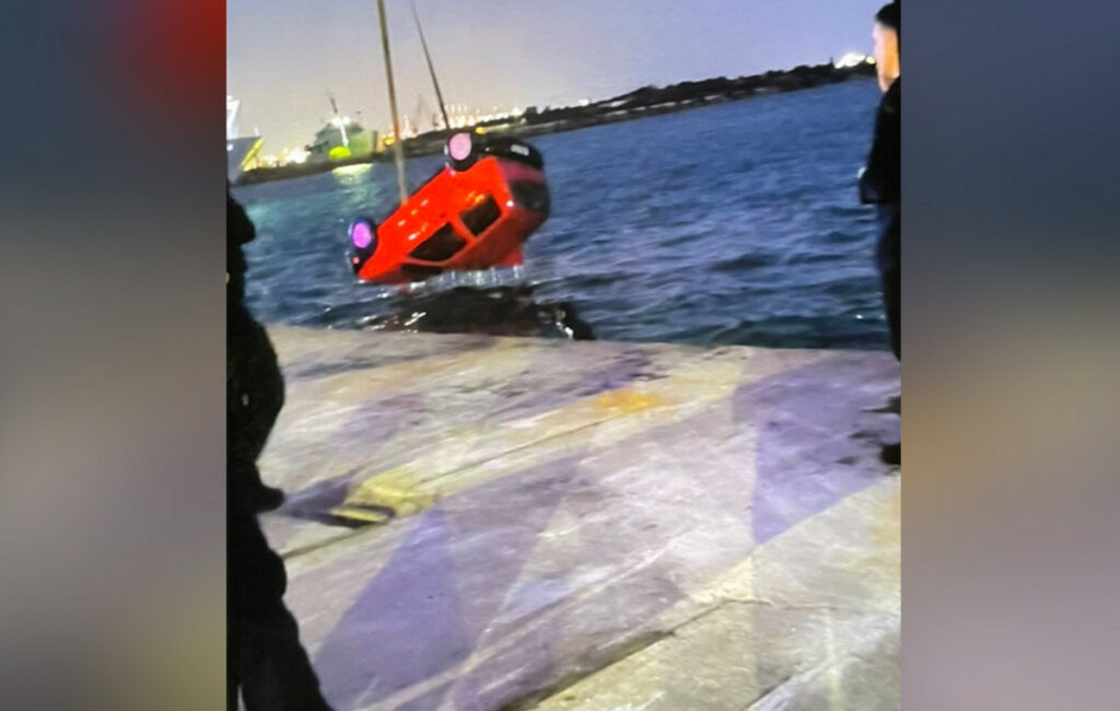 Τραγωδία στο λιμάνι της Σαλαμίνας: Νεκρός ο οδηγός αυτοκινήτου που έπεσε στη θάλασσα