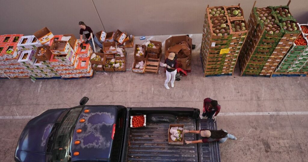 Οικονομικό αδιέξοδο στις ΗΠΑ: Ουρές χιλιομέτρων στο Λος Άντζελες για δωρεάν τρόφιμα