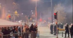 Σερβία: Επεισόδια έξω από το κοινοβούλιο λόγω απεργίας πείνας μητέρας θύματος