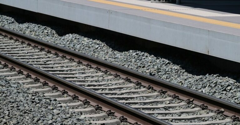 Κίνα: Τραγωδία με 11 νεκρούς από τρένο που έπεσε σε εργαζόμενους