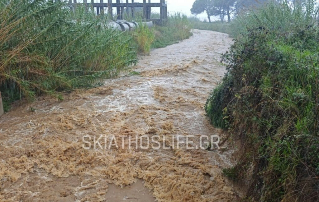 Κακοκαιρία στη Σκιάθο: Δρόμοι μετατράπηκαν σε ποτάμια από τις βροχές