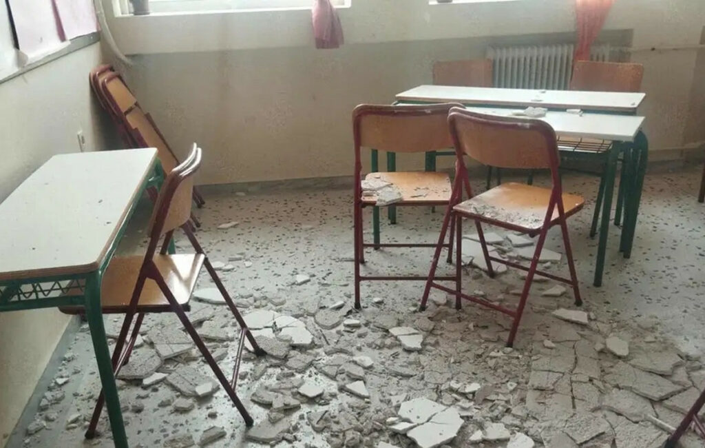 Σοβάδες έπεσαν σε σχολείο στο Πόρτο Ράφτη – Δύο παιδιά τραυματίστηκαν