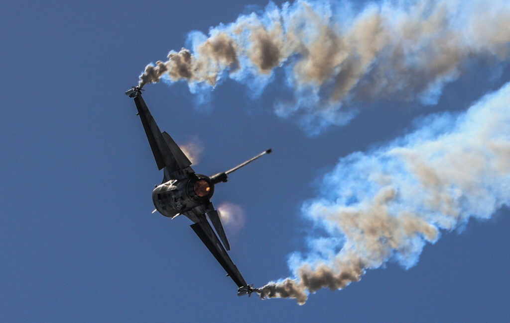 Εντυπωσιακή αεροπορική επίδειξη στον Φλοίσβο για την Πολεμική Αεροπορία