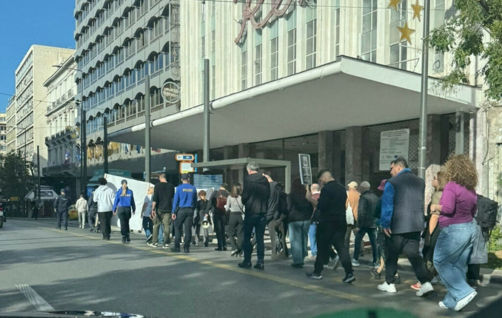 Πρεμιέρα του νόμου για πορείες σε μία λωρίδα – Διαδήλωση χωρίς διακοπή κυκλοφορίας