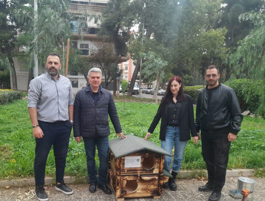 Δράση του Δήμου Νέας Ιωνίας για τα αδέσποτα: 12 ταΐστρες και 2 σπιτάκια