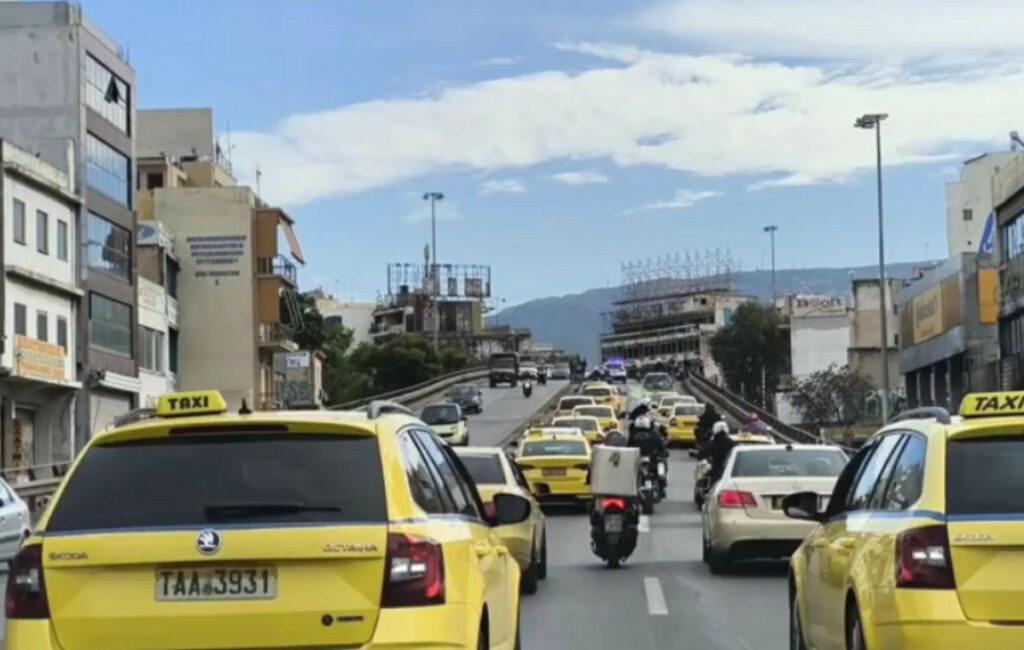 Με καπνογόνα και συνθήματα η πομπή των ταξί προς το υπουργείο Μεταφορών