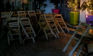 Δήμος Αθηναίων: Σφραγίσεις καταστημάτων για παράνομα τραπεζοκαθίσματα