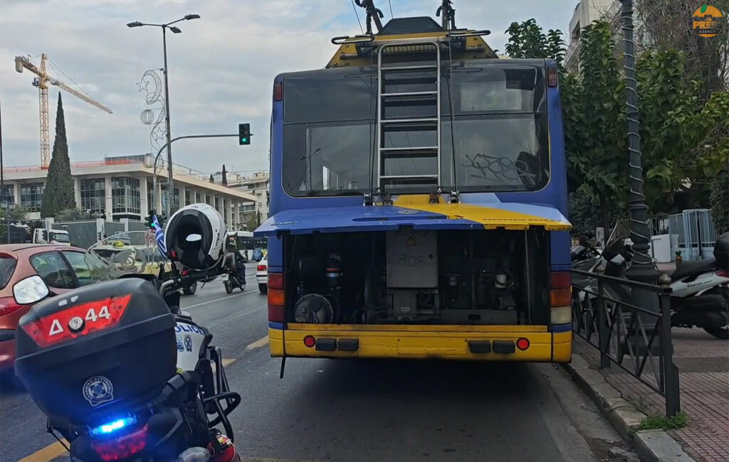 Δυσχέρεια στην κυκλοφορία στη Βασιλίσσης Σοφίας λόγω φωτιάς σε τρόλεϊ