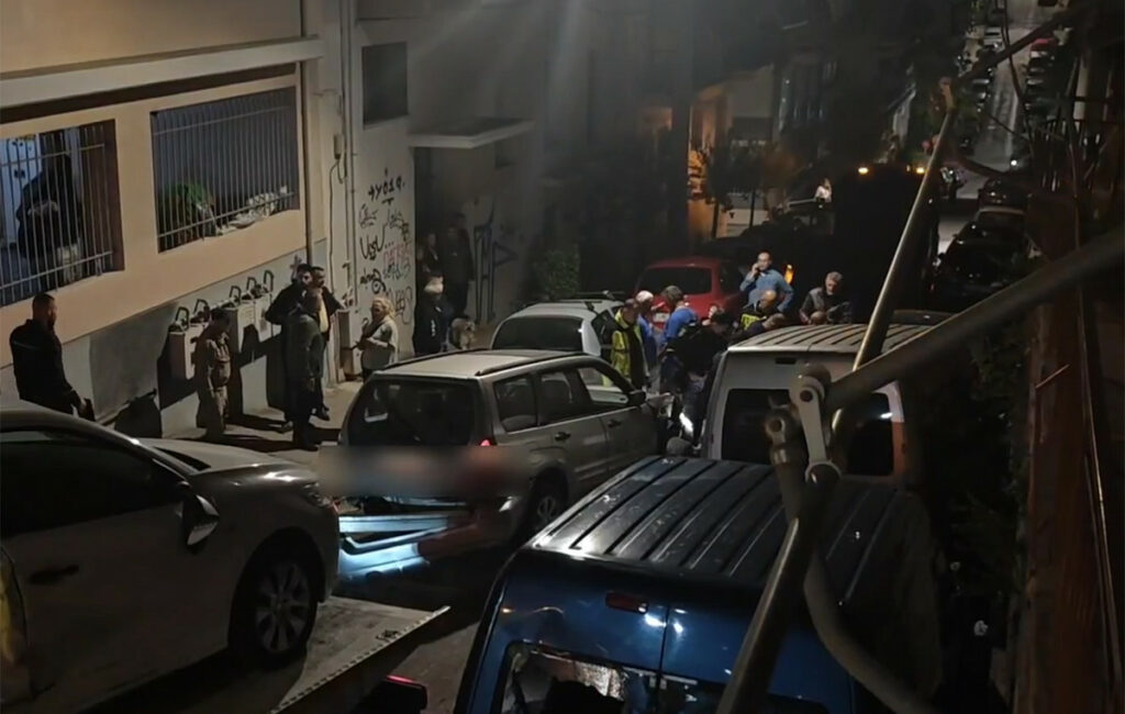 Θανατηφόρο τροχαίο στο Παγκράτι: Πέφτει σε σταθμευμένα οχήματα και σκοτώνει πεζή