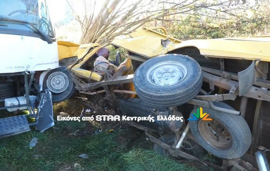 Σφοδρή σύγκρουση αγροτικού με λεωφορείο στην Αλιάρτου-Λιβαδειάς