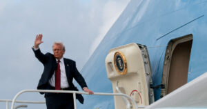 Ο Ντόναλντ Τραμπ βλέπει κομμουνιστικό δάκτυλο πίσω από τις ήττες των συντηρητικών