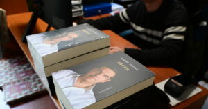 Γαλάζιοι βουλευτές σχολιάζουν το βιβλίο Τσίπρα ως δώρο για τη ΝΔ