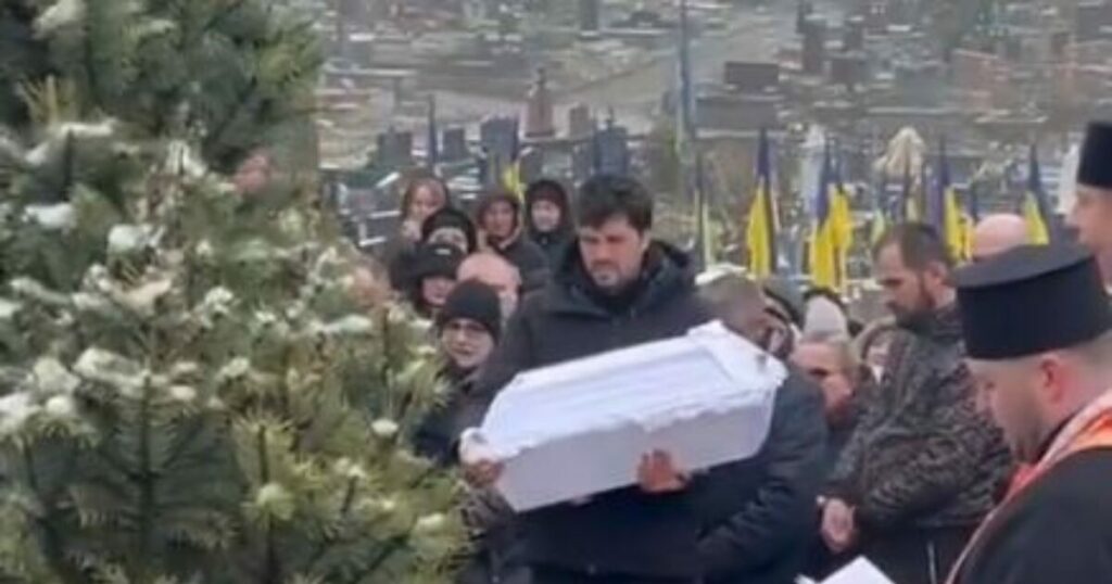 Πόλεμος στην Ουκρανία: Πατέρας νανουρίζει το νεκρό παιδί του μετά από βομβαρδισμούς