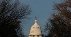 Βουλευτές και από τις δύο πλευρές αντιδρούν στο σχέδιο Τραμπ για την Ουκρανία