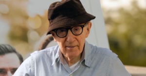 Ο Γούντι Άλεν γιορτάζει τα 90 του χρόνια: Από τα αστεία στη μεγάλη οθόνη