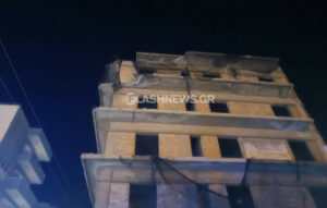 Κατέρρευσε μπαλκόνι κτιρίου στο κέντρο των Χανίων – Συντρίμμια στον δρόμο