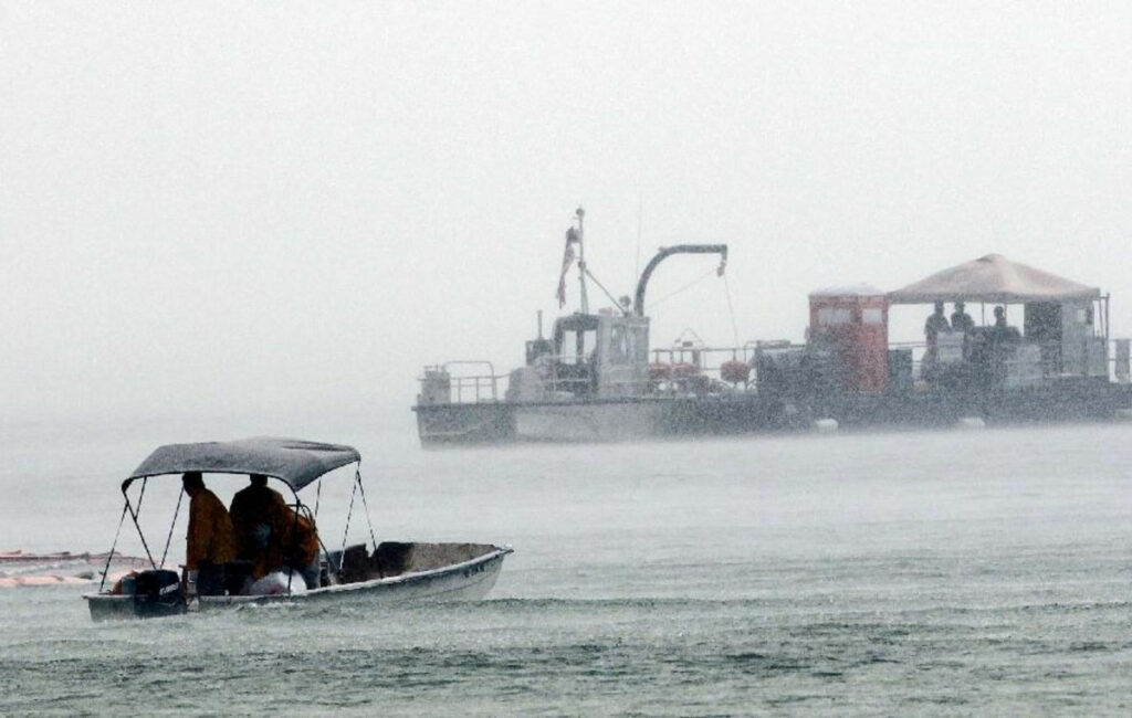 Πετρελαιοκηλίδες στην Ελευσίνα: Άμεση κινητοποίηση του Λιμενικού και σύλληψη