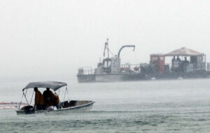 Πετρελαιοκηλίδες στην Ελευσίνα: Άμεση κινητοποίηση του Λιμενικού και σύλληψη