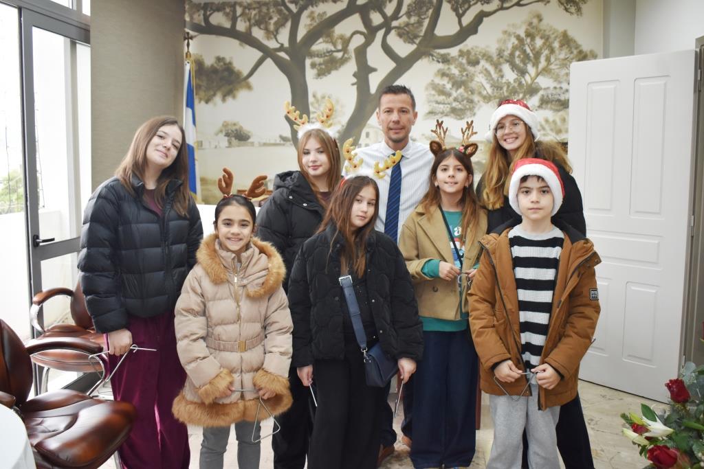 Χριστουγεννιάτικα κάλαντα από παιδιά στον Δήμαρχο Φυλής