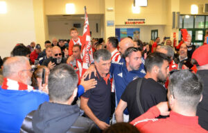 Ολυμπιακός: Ενθουσιώδης υποδοχή στη Σύρο από τους φιλάθλους