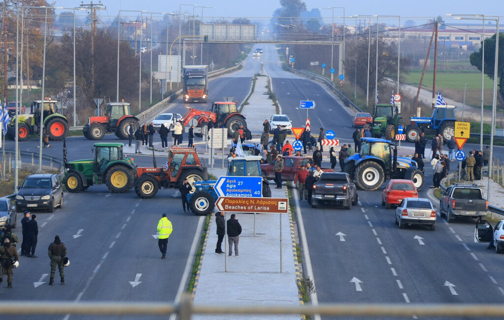 Μπλόκα με «ανάσες» και προειδοποιήσεις από τους αγρότες