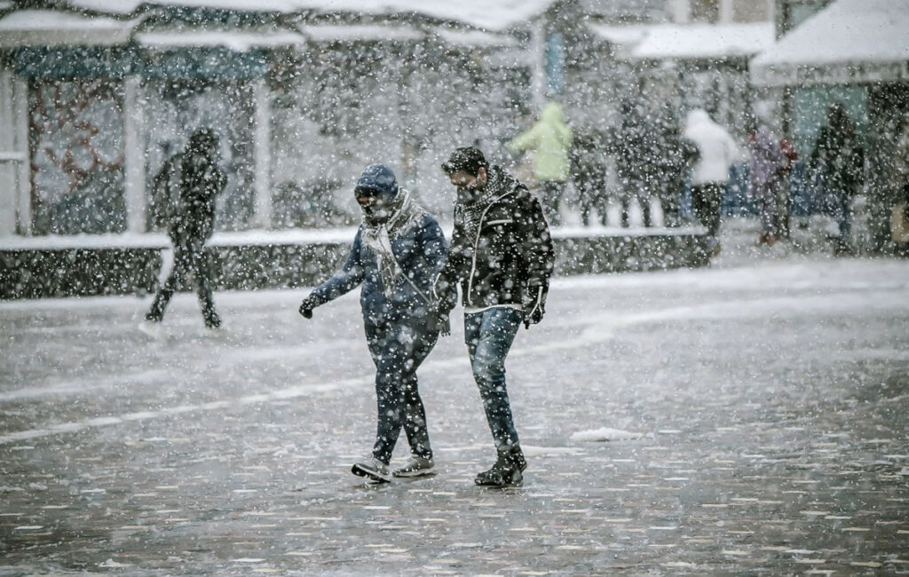 Πρωτοχρονιά με τσουχτερό κρύο και χιόνια σε πολλές περιοχές