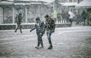 Πρωτοχρονιά με τσουχτερό κρύο και χιόνια σε πολλές περιοχές