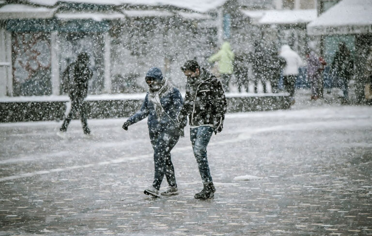 Πρωτοχρονιά με τσουχτερό κρύο και χιόνια σε πολλές περιοχές