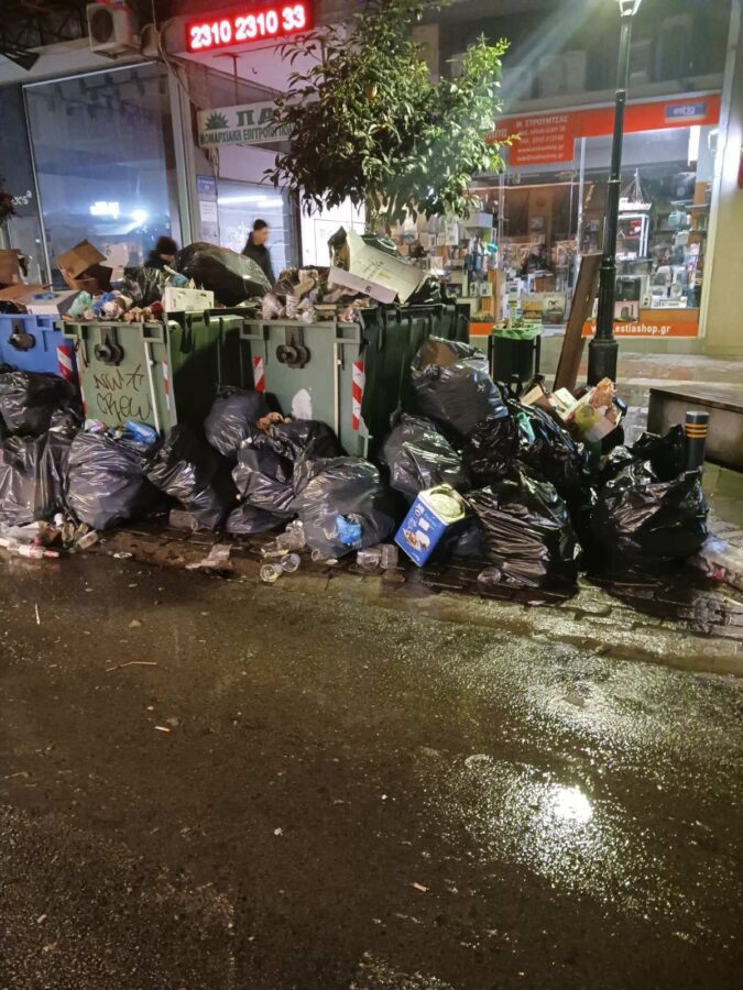 Δ. Θεσσαλονίκης: Σκουπίδια στους δρόμους μετά τις γιορτές