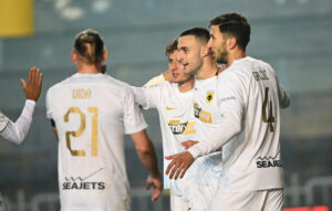 Η ΑΕΚ θριαμβεύει με 5-0 στο Αγρίνιο, ισοφαρίζει ρεκόρ 57 ετών
