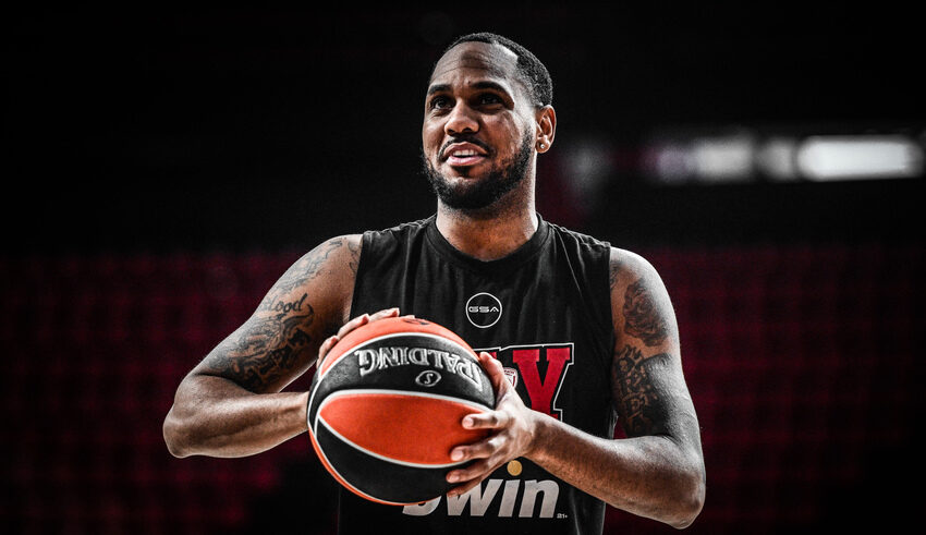 Ο Μόντε Μόρις και οι παίκτες του Ολυμπιακού στο ΣΕΦ