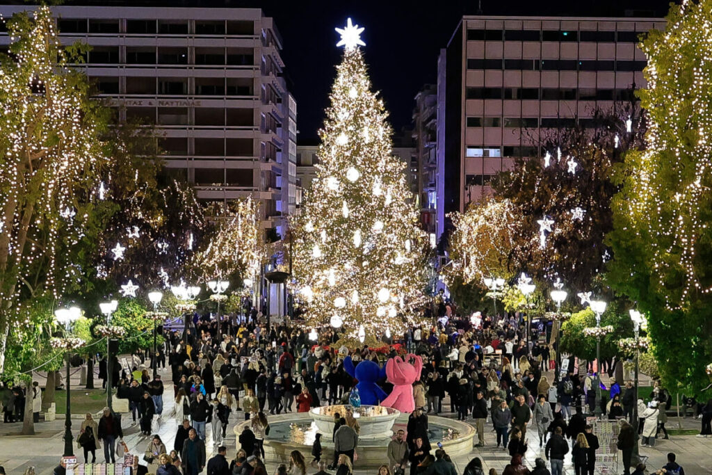 Αναμονή για τη νέα χρονιά στην Πλατεία Συντάγματος