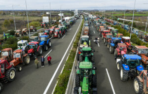 Αγρότες «παραλύουν» την Ελλάδα με νέα μπλόκα και αυξανόμενα τρακτέρ