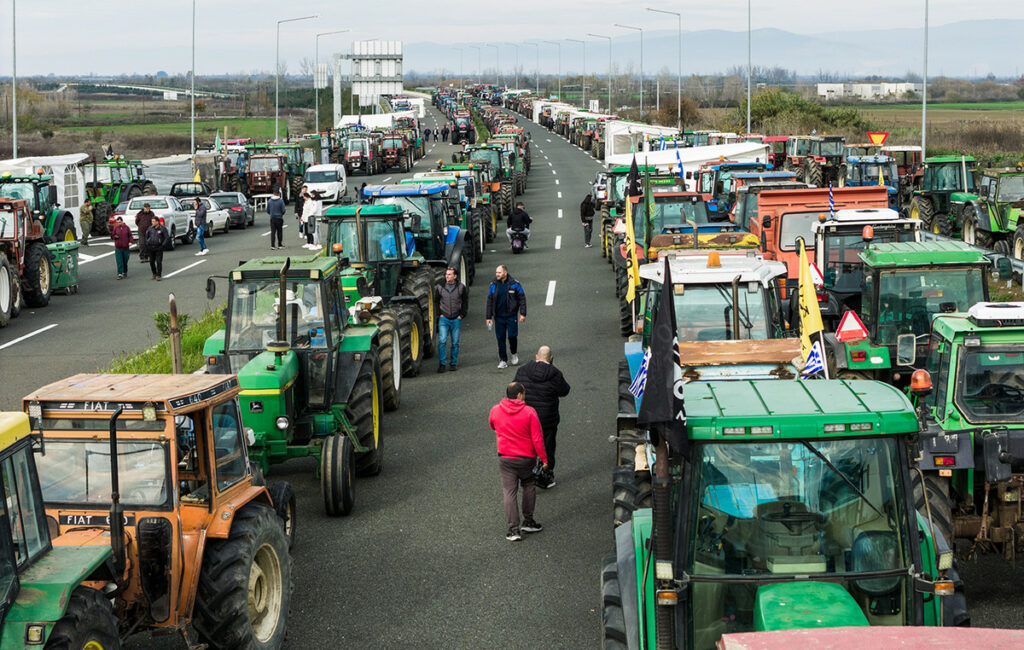 Αγρότες ενισχύουν τα μπλόκα τους με χιλιάδες τρακτέρ στους δρόμους