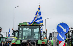 Αγρότες αποφασισμένοι για ρεβεγιόν στα μπλόκα – Διευκολύνουν τις μετακινήσεις