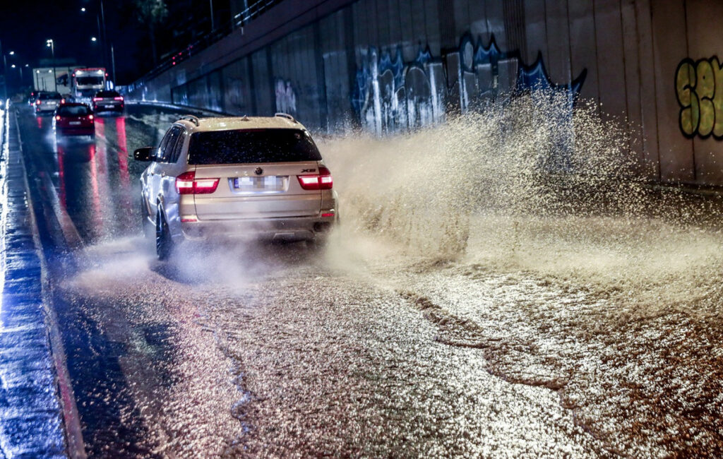 Καταρρακτώδης βροχή στην Αττική: Πάνω από 80 τόνοι νερού ανά στρέμμα