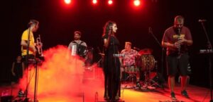 Φλώρινα: Αντιδράσεις για τη διακοπή συναυλίας του συγκροτήματος Banda Entopica