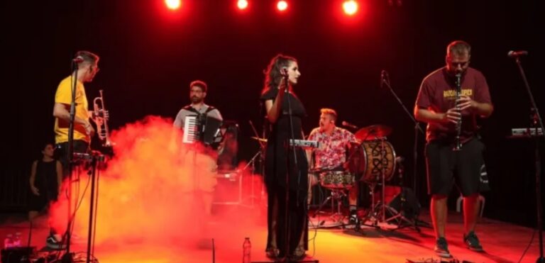 Φλώρινα: Αντιδράσεις για τη διακοπή συναυλίας του συγκροτήματος Banda Entopica