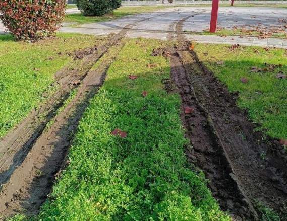 Φορτηγό του Δήμου κατέστρεψε πλατεία στην Ζηλευτή Τρικάλων