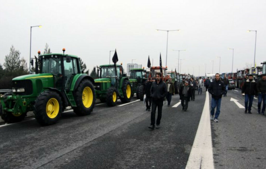 Κλιμακώνουν τις κινητοποιήσεις τους οι αγρότες, αποστέλλουν αιτήματα στην κυβέρνηση