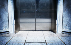 Τραυματίστηκε άνδρας σε ασανσέρ σούπερ μάρκετ στην Αττική