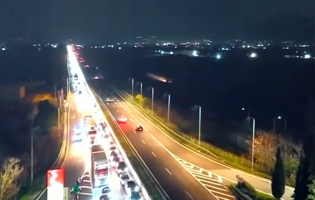 Γολγοθάς η έξοδος για τα Χριστούγεννα με ουρές χιλιομέτρων