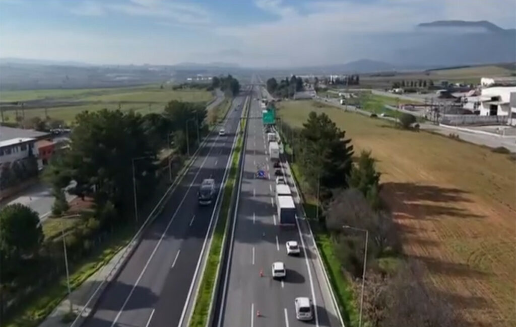 Σκληραίνουν τη στάση τους οι αγρότες – Ουρές χιλιομέτρων στη Ριτσώνα