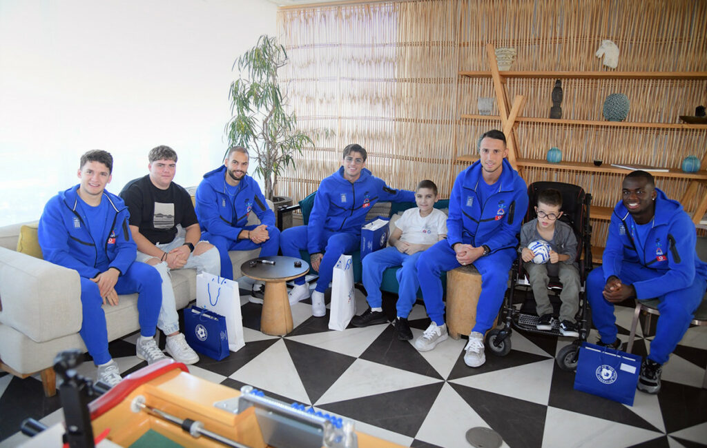 Μαγευτική χριστουγεννιάτικη έκπληξη από παίκτες της Εθνικής σε παιδιά του Make-A-Wish