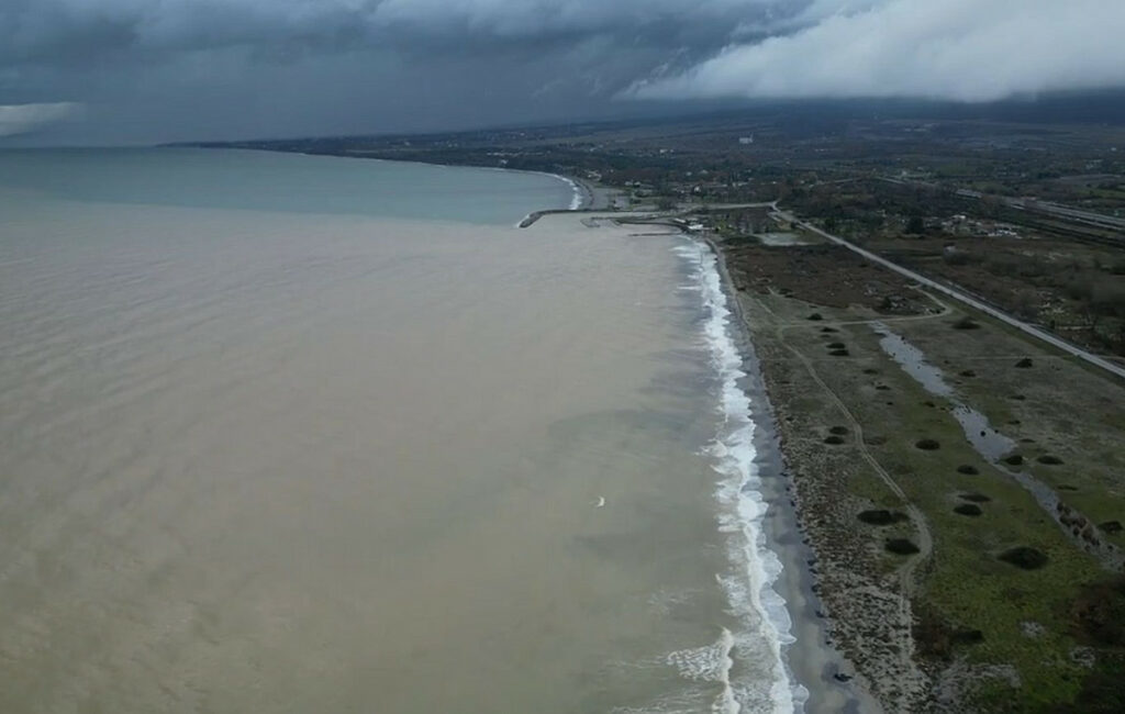 Η κακοκαιρία Byron άλλαξε χρώμα στον Θερμαϊκό Κόλπο
