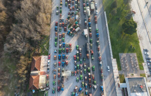 Αγρότες: «Θα παραμείνουμε εδώ και μετά τις γιορτές» – Κλιμάκωση κινητοποιήσεων