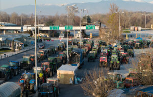 Αναταράξεις σε εμπόριο, τουρισμό και εστίαση από αγροτικές κινητοποιήσεις